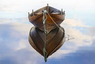 停靠在湖泊中央的小木船高清图片
