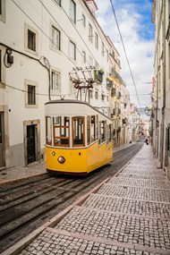 欧洲城市街道行驶的电车高清图片