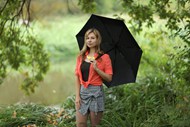 站在河边草丛撑伞的美女精美图片