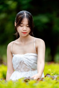 亚洲白色露肩装性感美女高清图片