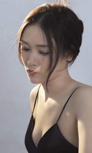 亚洲时尚黑色吊带裙性感美女图片下载