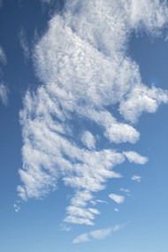 蓝色天空上漂浮的一团白云高清图片