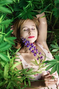 躺在花草丛间的红唇美女图片大全