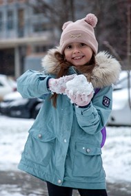 欧美冬季小女孩玩雪团图片下载