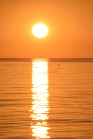 黄昏大海夕阳照射在海平面上精美图片