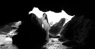 海边洞穴性感美女黑白艺术风写真精美图片
