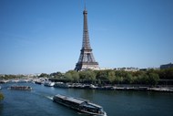 夏日巴黎埃菲尔铁塔地标建筑写真高清图片