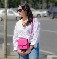 街边背着粉色小包的白衬衫美女图片下载