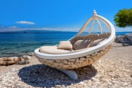 蓝色海岸创意白色躺椅写真图片大全