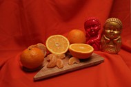红色粗布上放置的新鲜橙子橘子精美图片