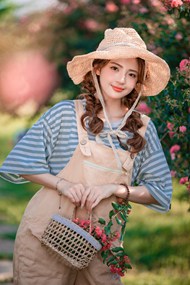 春日花园戴帽甜美背带裤美女摄影高清图片