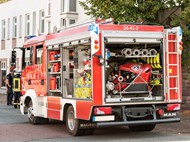 停在街上的红色消防车消防设备高清图片