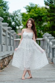 亚洲穿着白色连衣裙的年轻美女图片大全