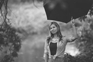 欧美美女撑伞黑白风格摄影写真高清图片