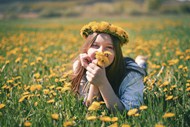 夏日黄色花草丛笑颜如花美女摄影高清图片