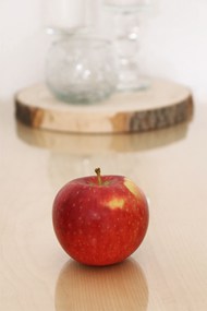 置放在桌面上的红色苹果精美图片