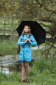 河边撑着黑色雨伞的丝袜美女精美图片