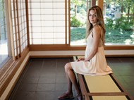 坐在日式房子里的欧美美女精美图片