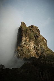 云雾缭绕巍峨岩石山脉风光写真图片大全