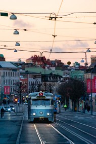 日暮黄昏瑞典哥德堡城市街头电车高清图片