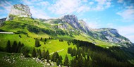 蓝天白云绿色瑞士山脉风光写真图片