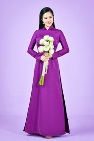 亚洲手捧花束的紫色奥黛美女摄影图片下载
