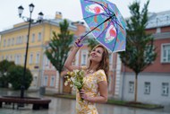 夏日街头雨中撑伞的美女图片大全