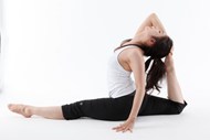 瑜伽美女普拉提锻炼伸展动作高清图片