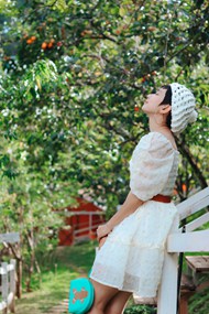 秋天果树下白色连衣裙美女摄影写真高清图片