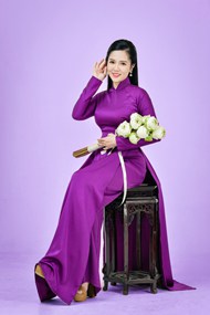亚洲越南紫色奥黛旗袍美女摄影照图片下载