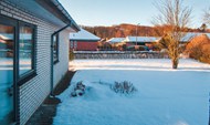 冬季积雪覆盖的小院子图片下载