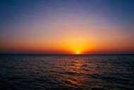 黄昏海上慢慢落下的夕阳精美图片
