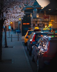 傍晚时分街道出租车行人街景精美图片