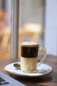 桌面上置放的一杯奶茶咖啡图片