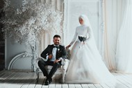 一对新婚夫妇室内婚纱摄影图片