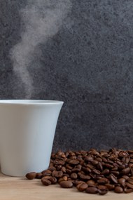咖啡豆和热腾腾的咖啡图片下载
