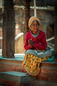 尼泊尔老妇人肖像写真图片下载