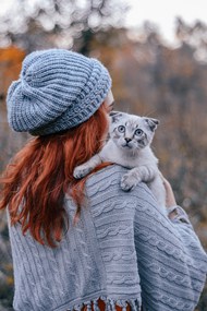 秋天美女抱着猫咪背影摄影写真高清图片