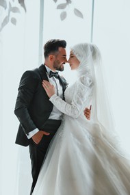 穆斯林新婚恋人室内婚纱照摄影精美图片