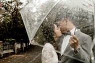 雨中浪漫撑伞接吻情侣图片大全