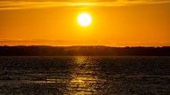 黄昏海平面缓缓落下的夕阳精美图片