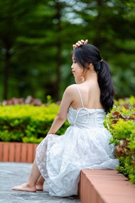 户外花园性感白色吊带裙美女摄影精美图片