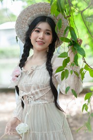 亚洲甜美戴帽双麻花辫美女摄影写真图片