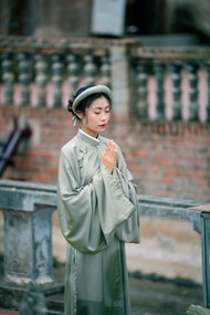 越南双手合十虔诚祈祷的美女高清图片