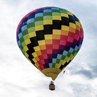 高空彩色格纹热气球写真图片