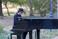 欧美美女在公园弹钢琴图片下载