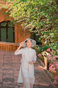白色飘逸越南传统服饰美女摄影图片大全