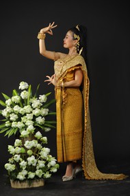 穿着泰国传统服装的女子精美图片