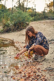 秋天美女站在溪边捡落叶精美图片