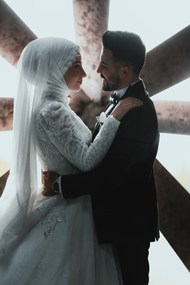 穆斯林新婚夫妇面对面浪漫婚纱照精美图片